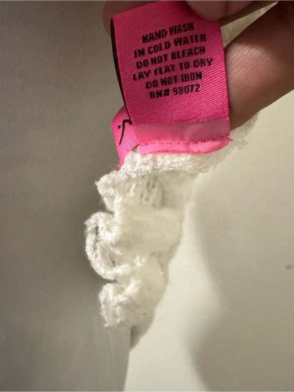 Betsey Johnson Women’s One Size White Knit Shawl Yarn with Pink Brand Tag & Poms